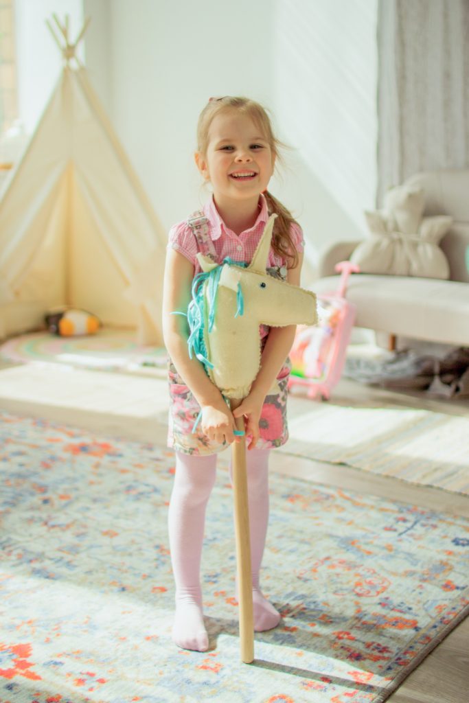 девочка в студии, профессиональная фотография