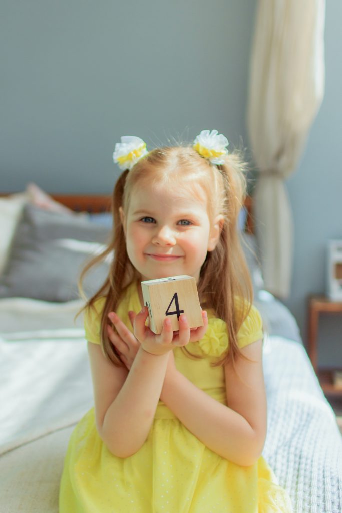 девочка в студии, профессиональная фотография