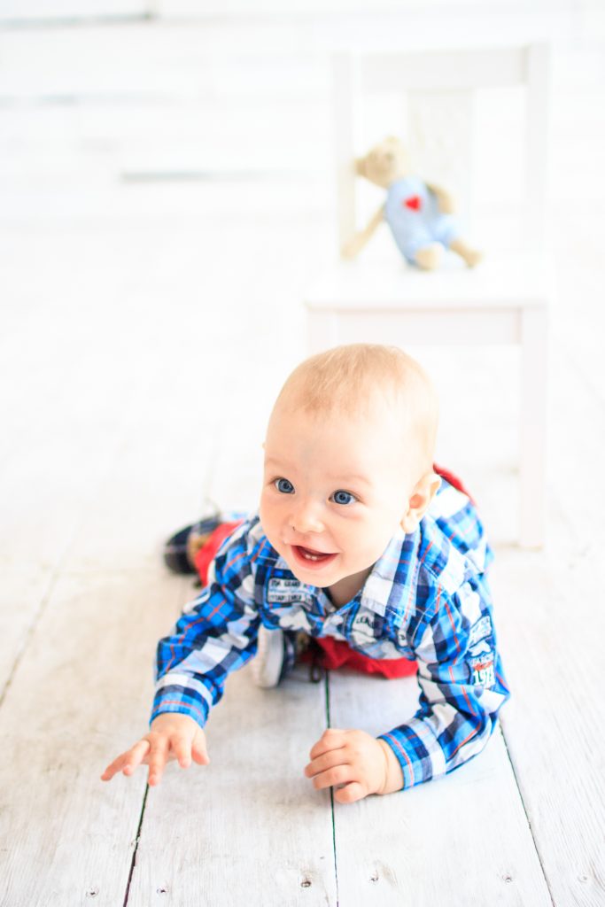 маленький мальчик на полу в фото студии