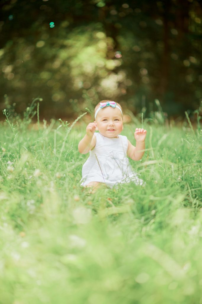 Яркая детская фотография, малыш на природе