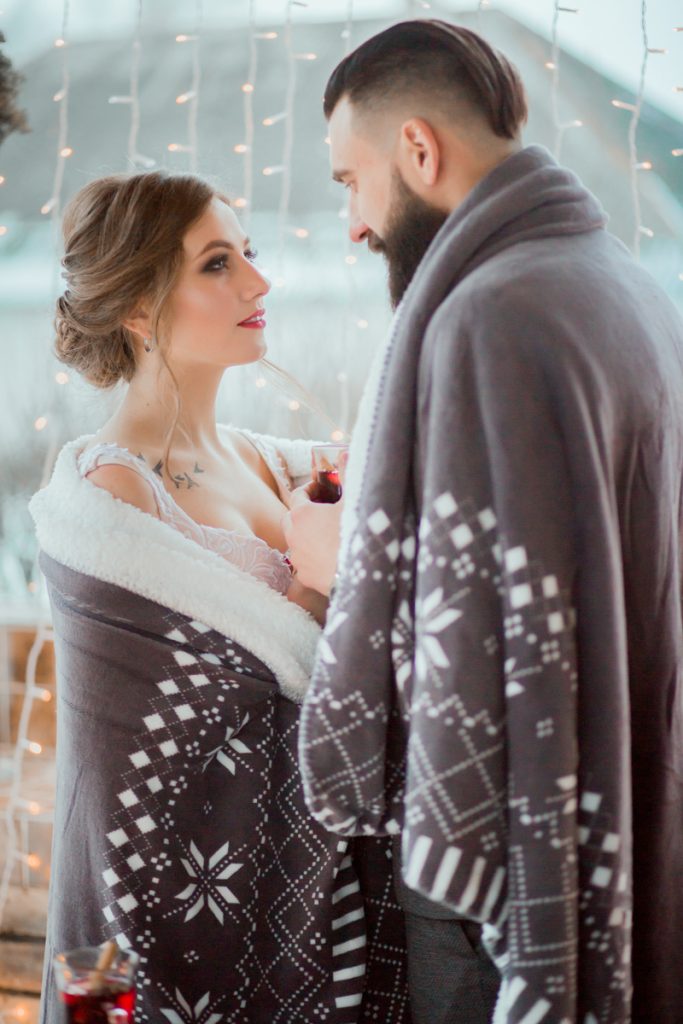 Свадебная пара в пледах зимой