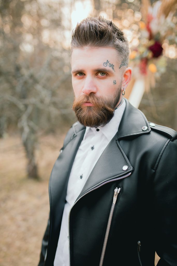 Жених в кожаной куртке, свадебный день, тату, Лида, Минск , портрет