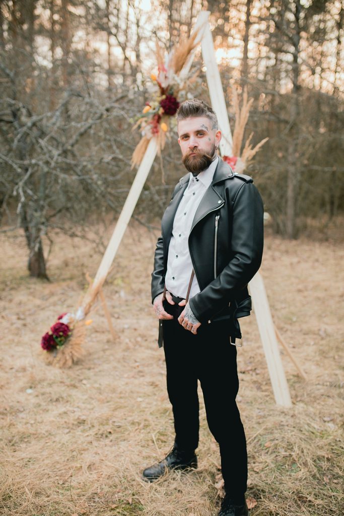 Жених в кожаной куртке, свадебный день, тату, Лида, Минск , портрет