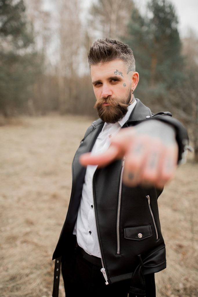 Жених в кожаной куртке, свадебный день, тату, Лида, Минск