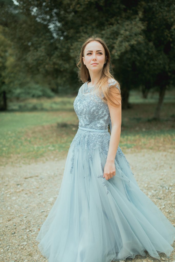 Park in Pisa, walk of the bride, beautiful dress, Italy, head, smile, portrait