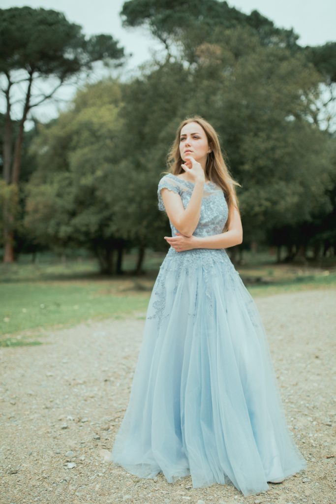 Park in Pisa, walk of the bride, beautiful dress, Italy, head, smile, portrait