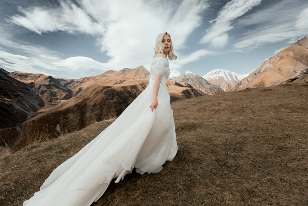 Свадебная фотография в горах, невеста в свадебном платье, горы, Грузия